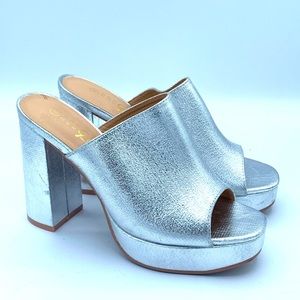 ROUGE HELIUM SILVER HEELS SIZE 8
